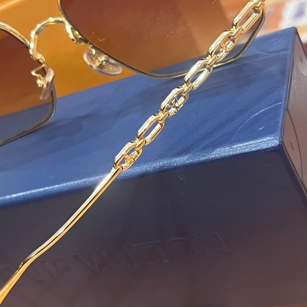 🎉Authentic Louis Vuitton: My LV Chain Round Sunglasses🎉Makes a Perfect Gift! - Picture 13 of 16